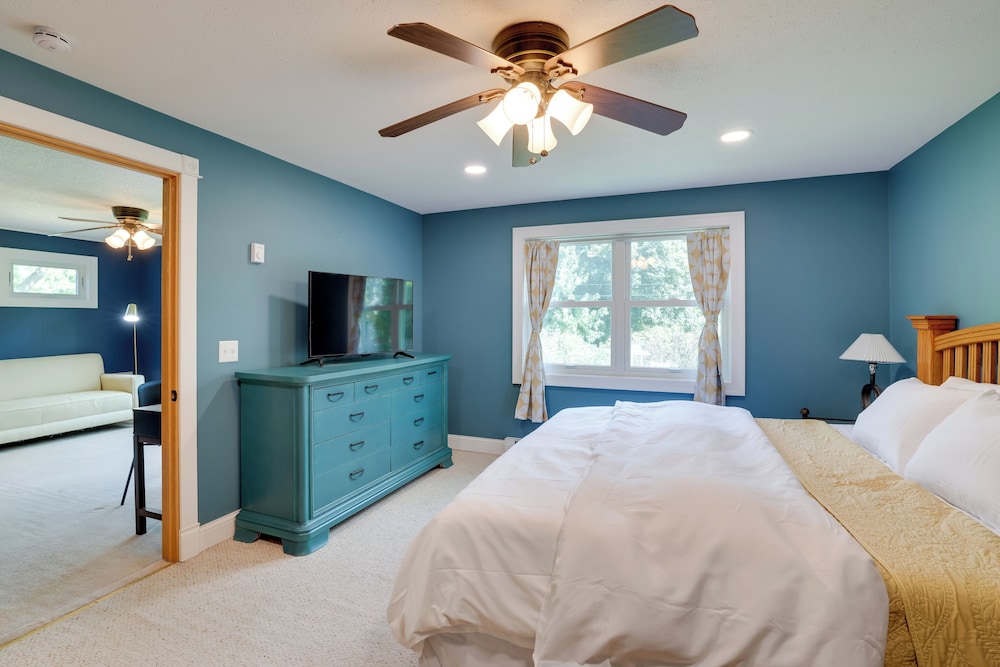 Home 8 Mi to Dtwn Minneapolis! Pet-friendly Yard