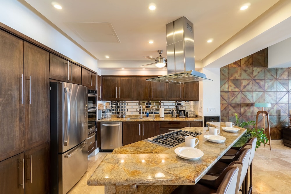 Ocean Front Amazing Views and Location Sleeps 8