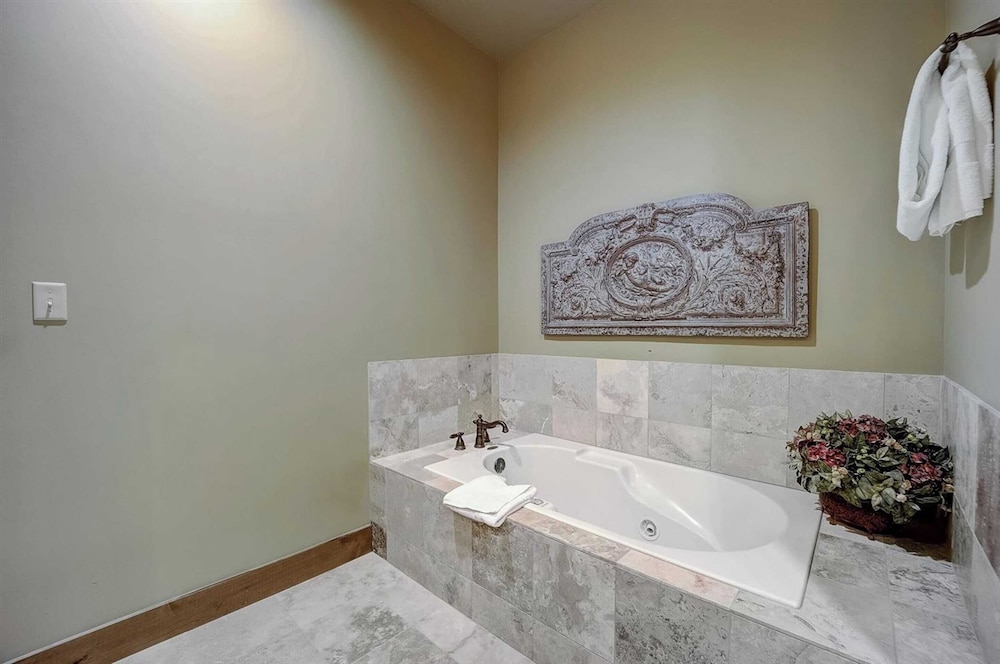 2 Condos Ski-in/ski-out at Deer Valley + Hot Tubs Mont Cervin by Avantstay
