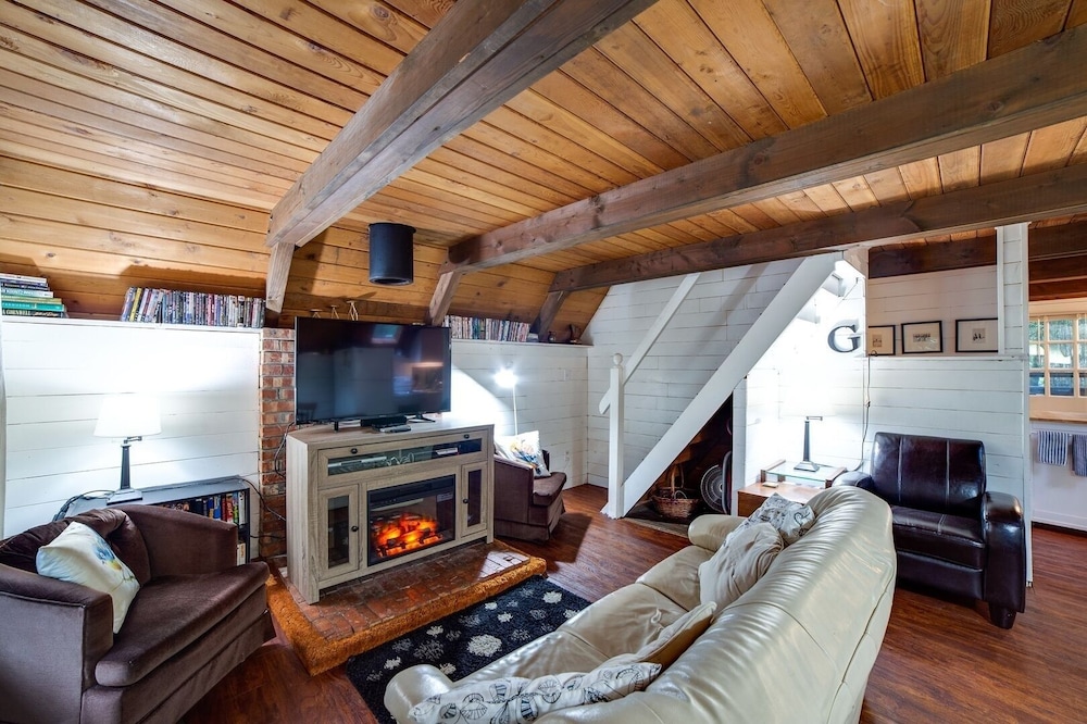 86sl - Rustic - Pets Ok - Bbq - Sleeps 6 3 Bedroom Home by RedAwning