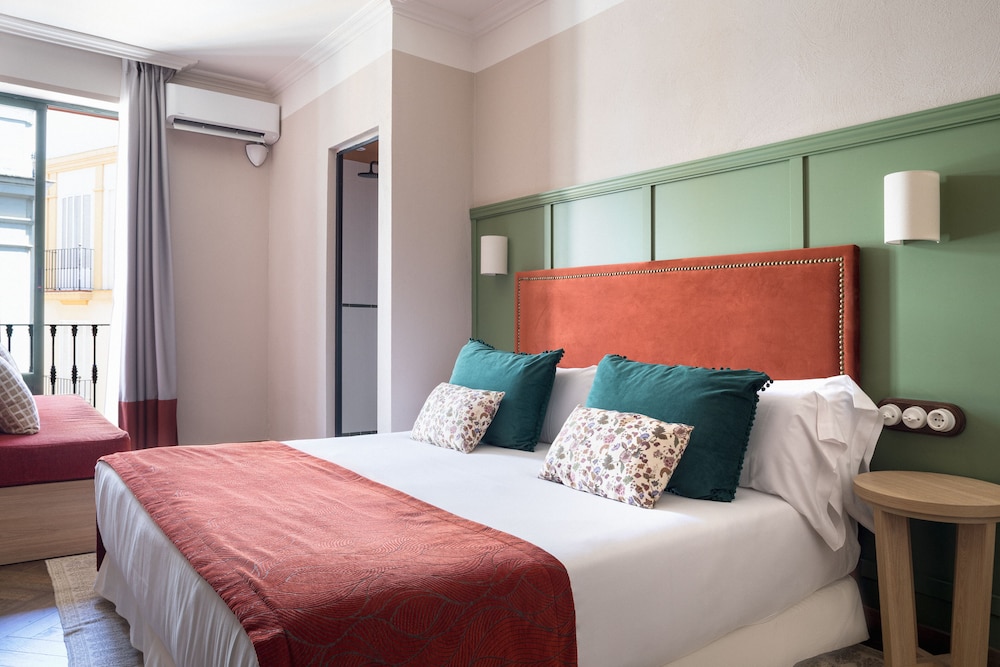 Honest Sevilla Hotel 9