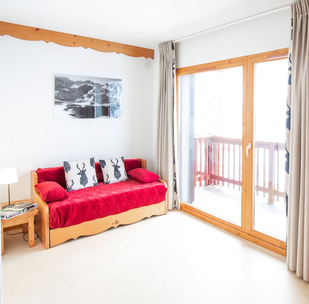 Apartment With 2 Rooms and Balcony