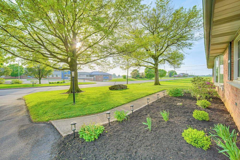 3 Mi to Dutch Wonderland: Serene Home w/ Deck view 4