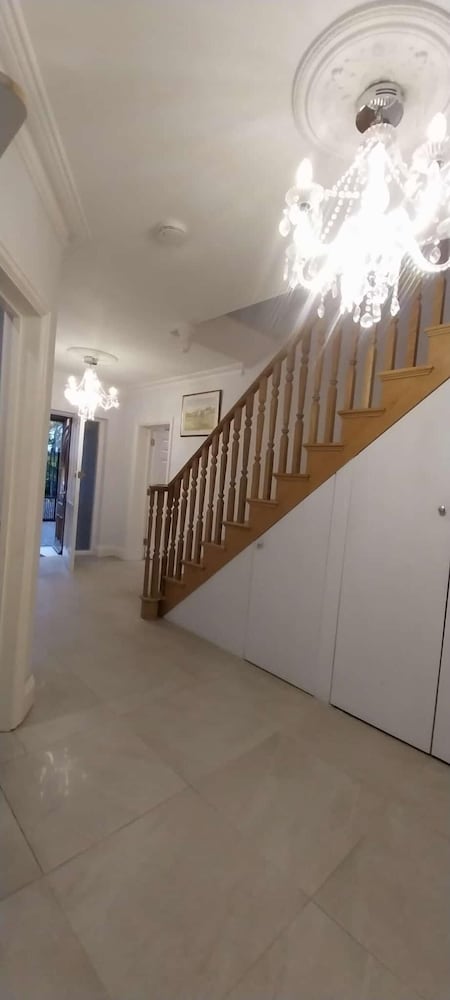Bromley Manor - Spacious 11 Bedroom House