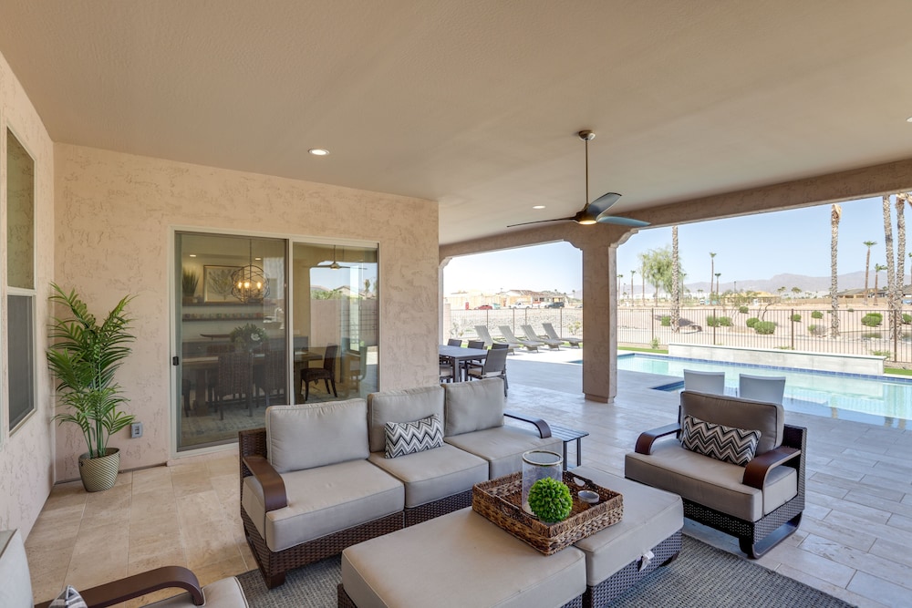 Private Pool & Grill: Modern Goodyear Retreat