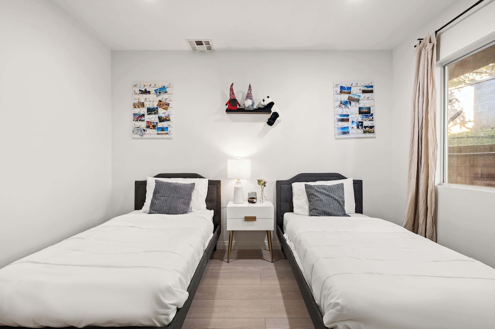 Modern 5BR Villa w AC Fast Wifi Near Crypto