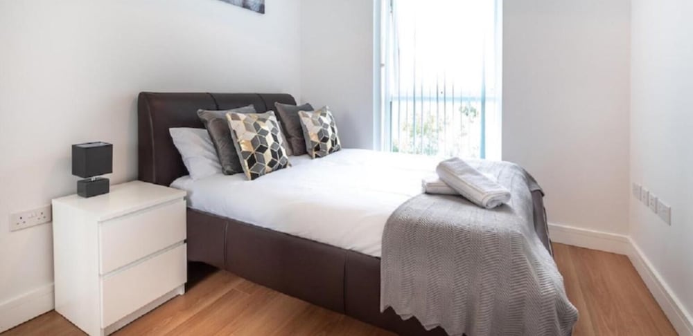Impeccable 2-bed Apartment in Reading view 3
