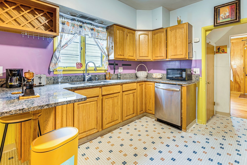1 Mi to Dtwn: Colorful Binghamton Home