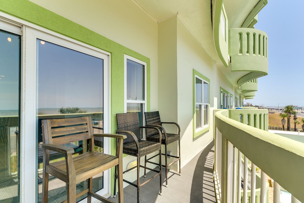 Oceanfront Galveston Condo in Amazing Location!