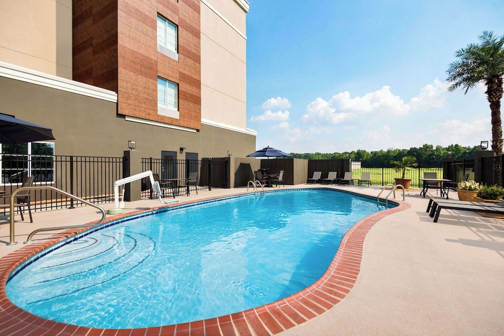 La Quinta Inn & Suites by Wyndham Gonzales LA
