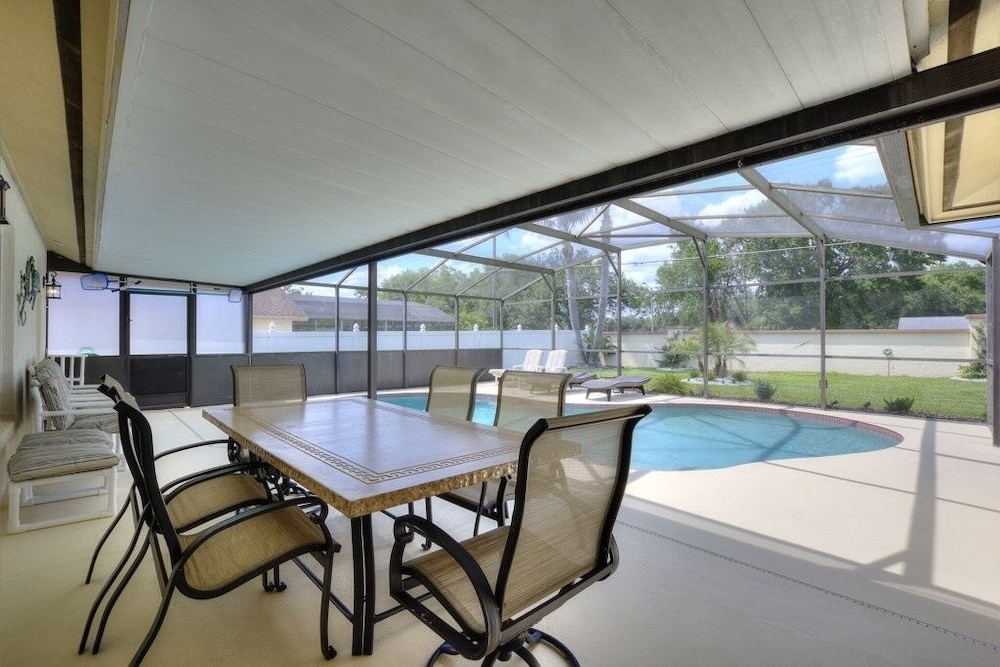 Relaxing Indian Ridge Home W/ Pool, Near Disney & More 4 Bedroom Villa