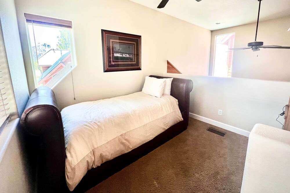 Mammoth Lakes Townhome - 10-min Walk to Village!