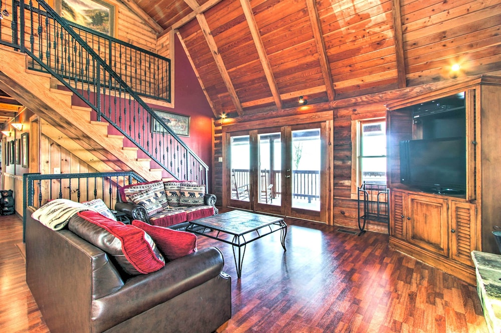 2 Mi to Ober Mtn: Hot Tub & Deck at Cozy Cabin!
