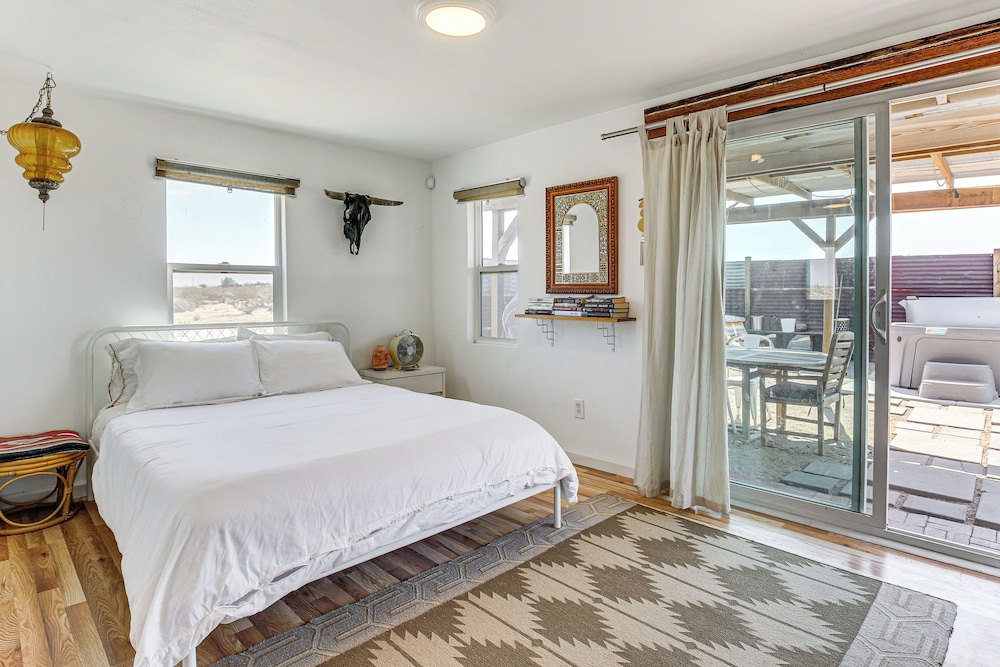 Boho Bungalow w/ Hot Tub: 16 Mi to Joshua Tree NP