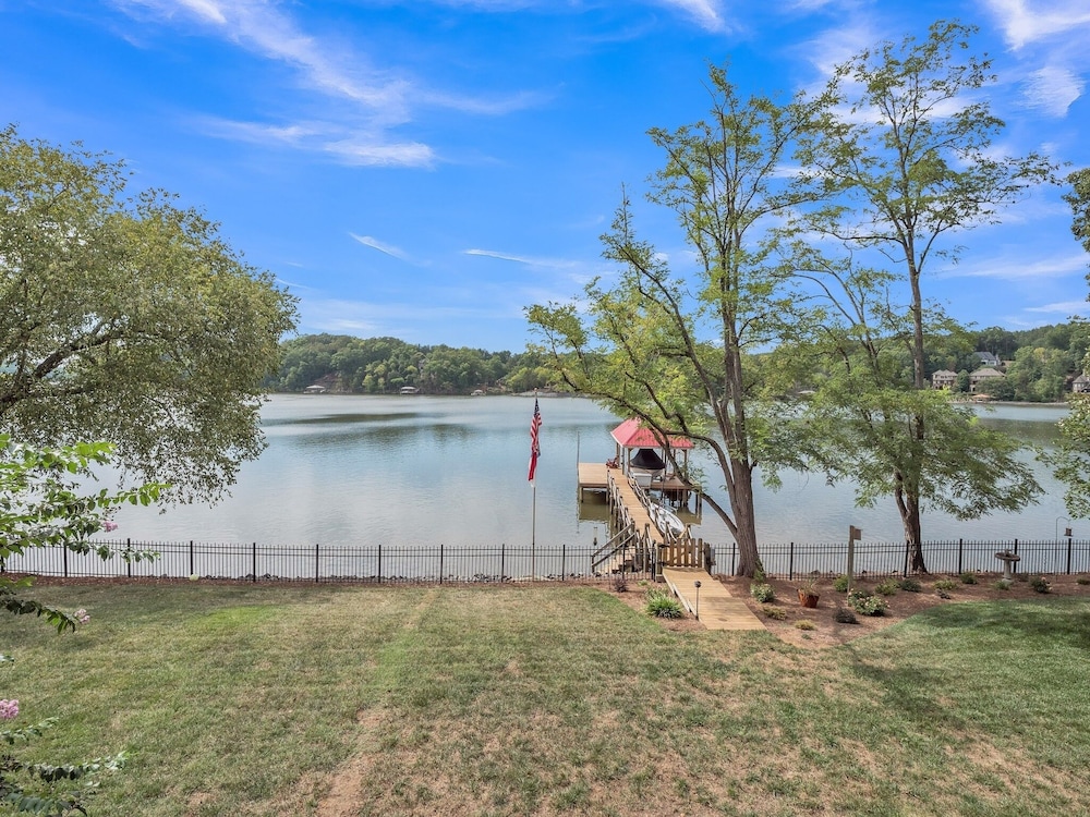 Extraordinary Lake Front Home With Boat Dock , Private Deck And Fire Pit 3 Bedroom Home by Redawning view 2
