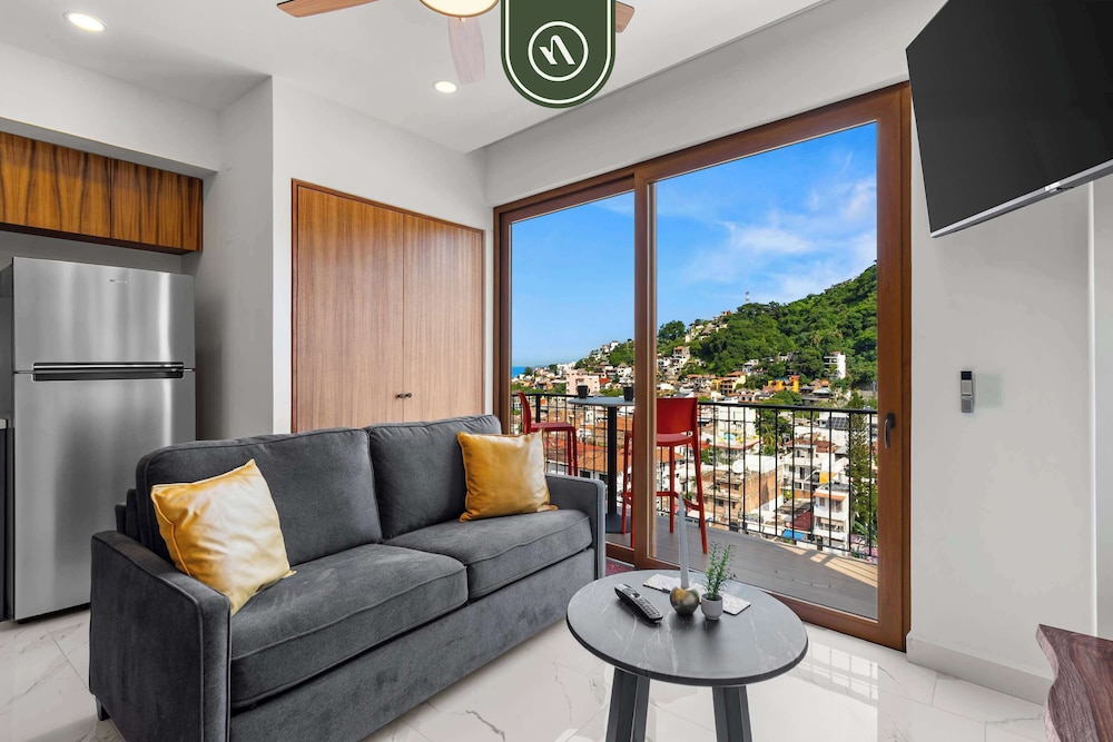 New 1 BR Condo - Rooftop Pool - Oceanview