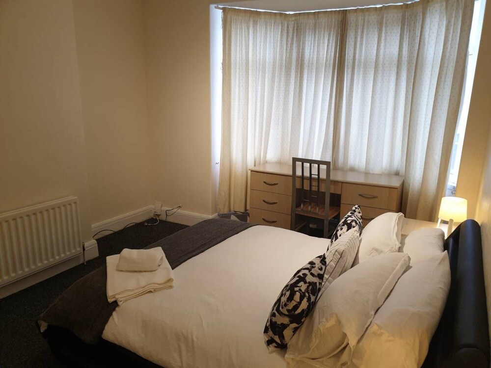 South Shields Vacations - South Shield's Emerald 2 Bed Apartment - Property Image 4