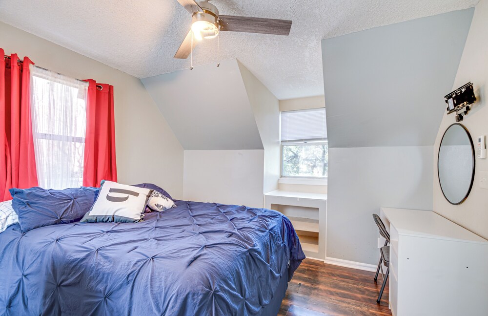 4 Mi to UF: Pet-friendly Home w/ Yard & Deck
