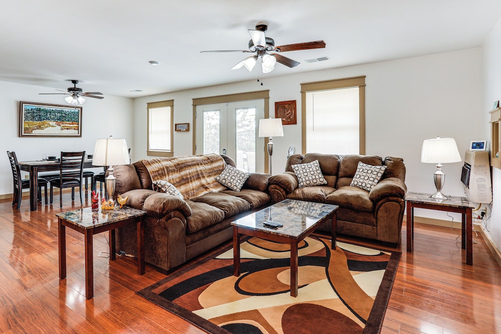 3 Mi to Spring River: Fully Furnished Outdoor Gem!