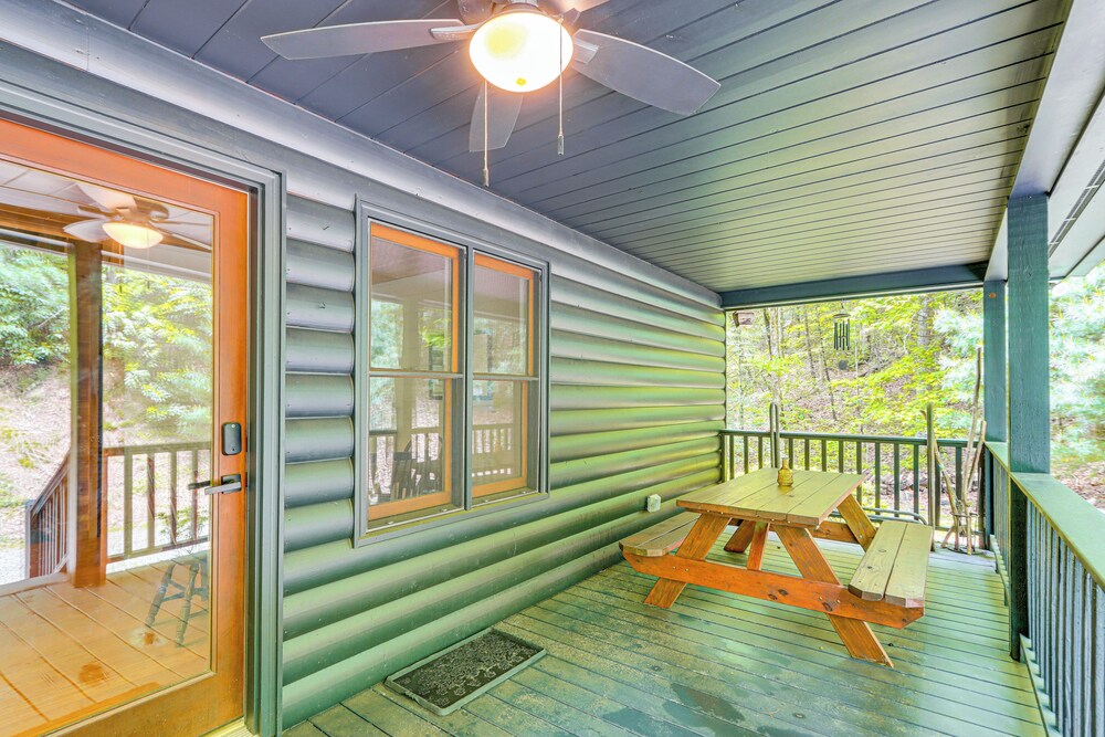 5 Mi to Dtwn Blue Ridge: Spacious Cabin w/ Hot Tub