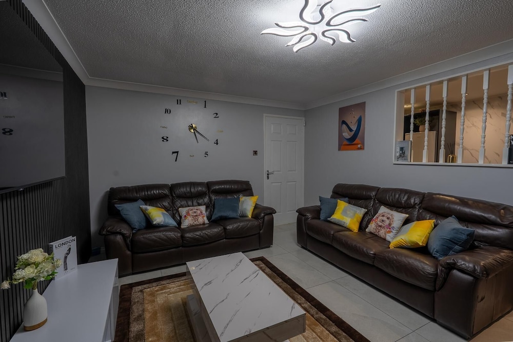 Charming 2 Bedroom Luxurious Home in Thamesmead South East London