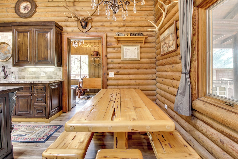 2 Mi to Show Low Lake: Log Cabin w/ Large Yard!