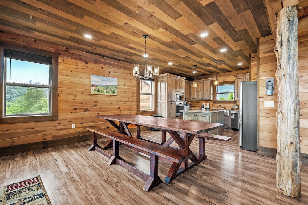 Amazing View Cabin w Gameroom Hot Tub Fire Pit