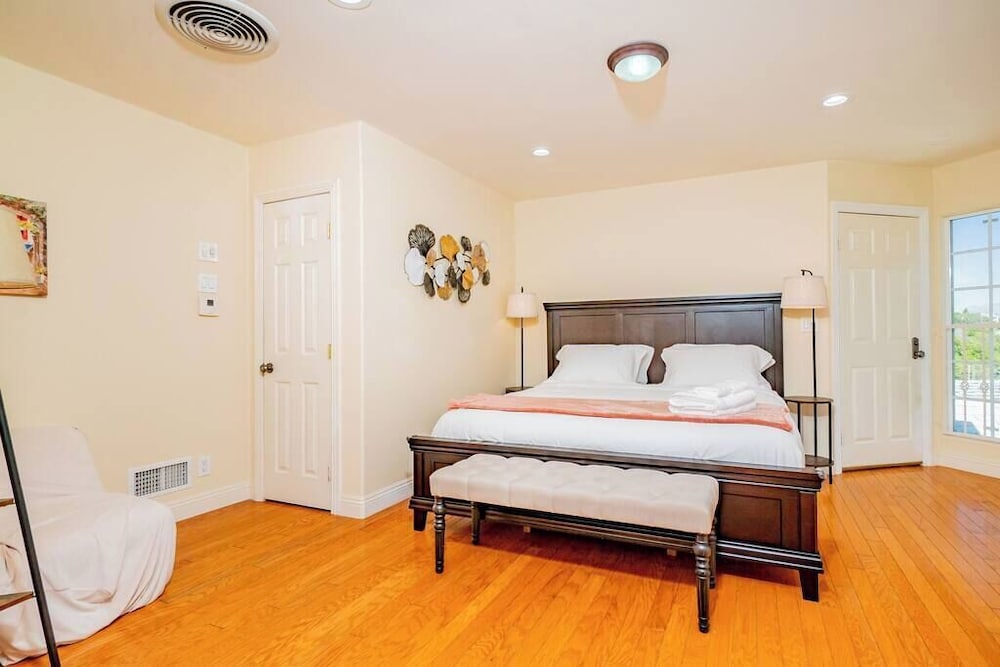 Monterey Park Retreat: Spectacular Views & Comfort