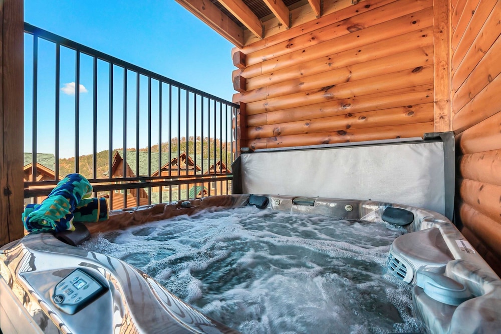 2 Homes Firefly Trail Way by Avantstay Sleeps 28, Indoor Pool + Hot Tub + Movie Theater & Game Room