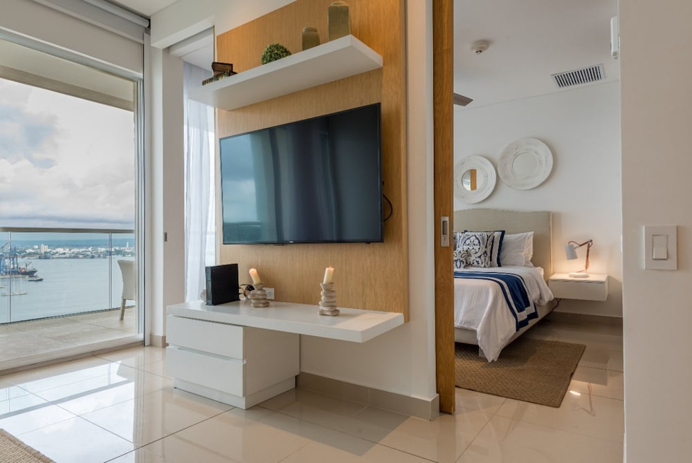 Classy 1 Bedroom Pool & Gym near Downtown view 5