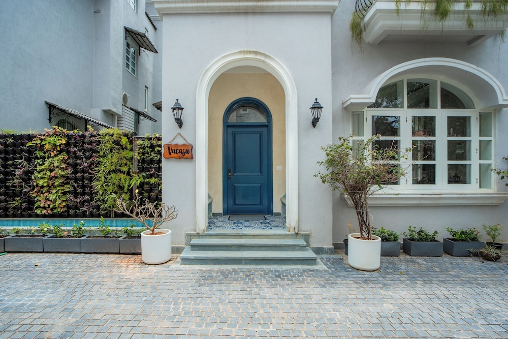 Esh Cottages Birch | Hillside 4-BHK Hideaway With Lush Garden, Common Pool, & Gaming Zone