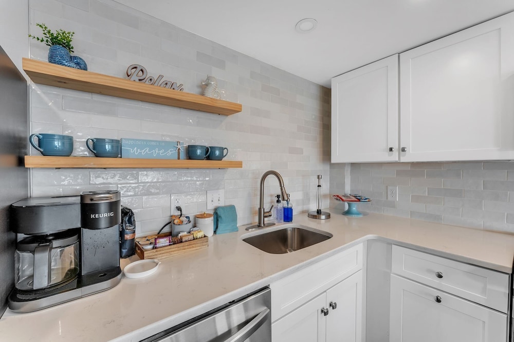 Oceanfront Gem Pool, Balcony, Modern Touch 3 Bedroom Condo