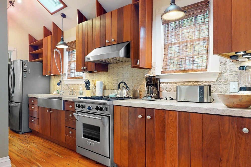 1BR Home - Colorful Cottage w/ AC, W & D, Dogs OK