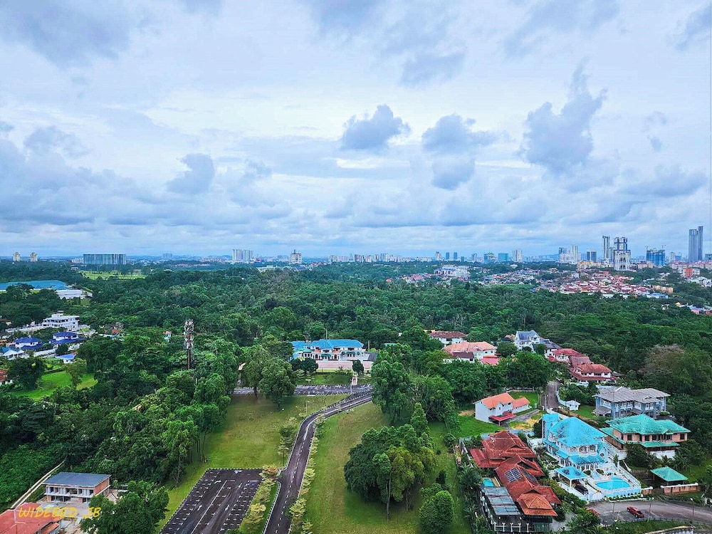 Country Garden Danga Bay by Widebed JB