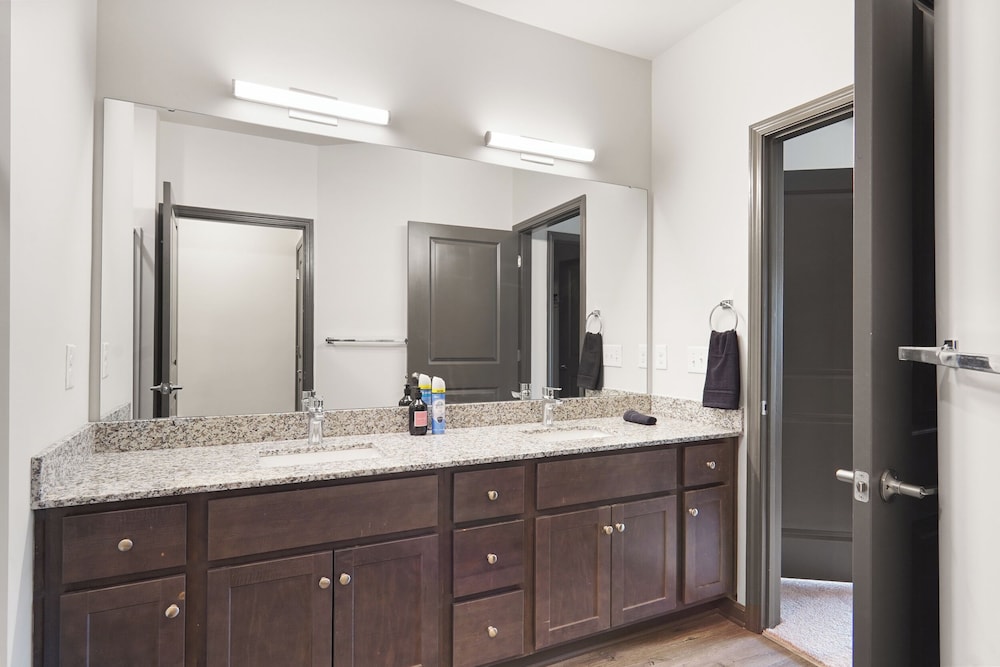 Luxe King 3BR Suite in North Raleigh