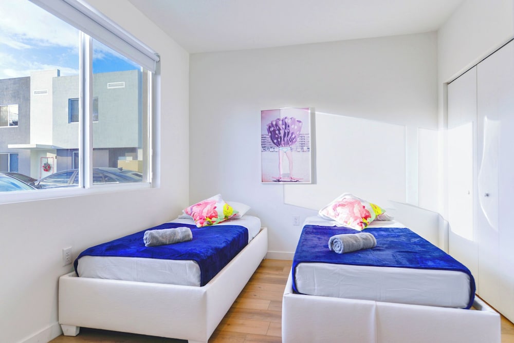 Stylish Townhouses by Design District