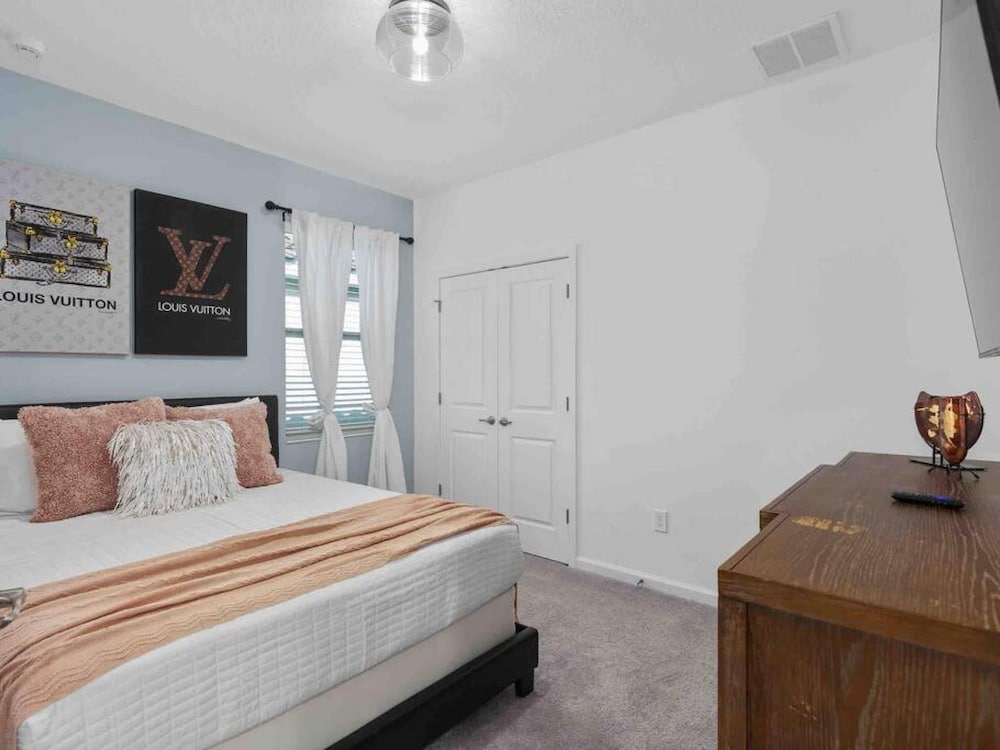 Super Blue- Sleeps 24 w Pool Movie Loft