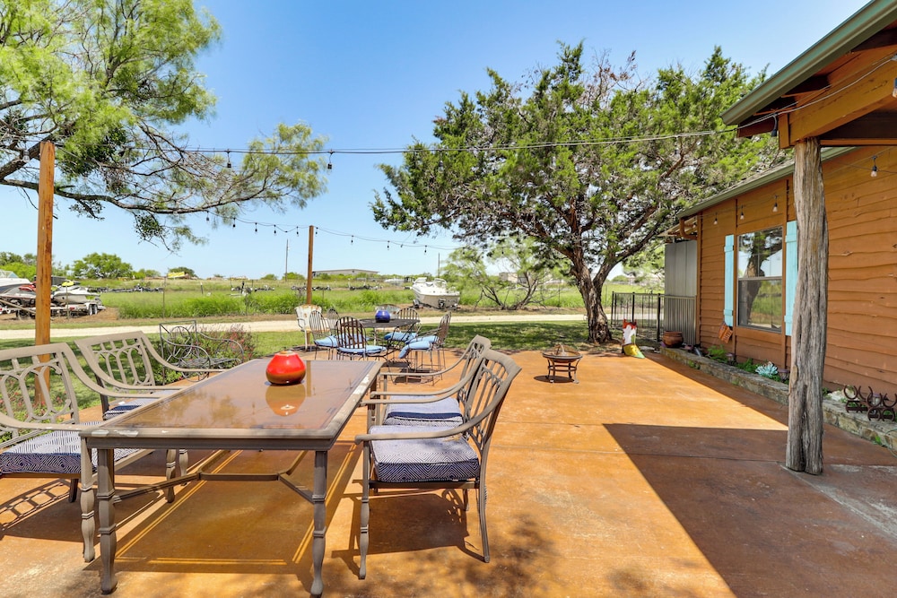 1 Mi to Lake: Pet-friendly Cabin in Strawn