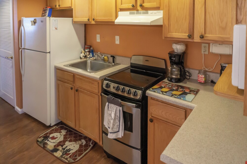 1 BR Home w/ Jetted Tub & Cozy Living Room