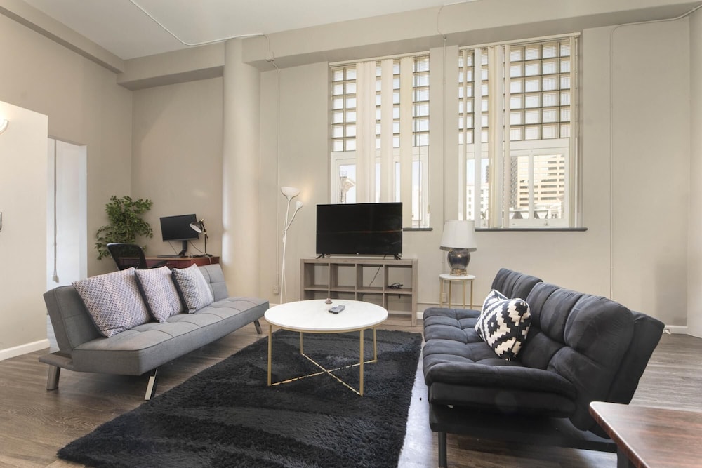 Bright and Airy Downtown Loft Great Wifi view 3