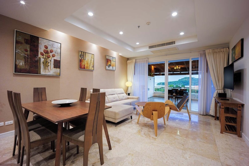 Seaview Condo with Large Pool - BAP1