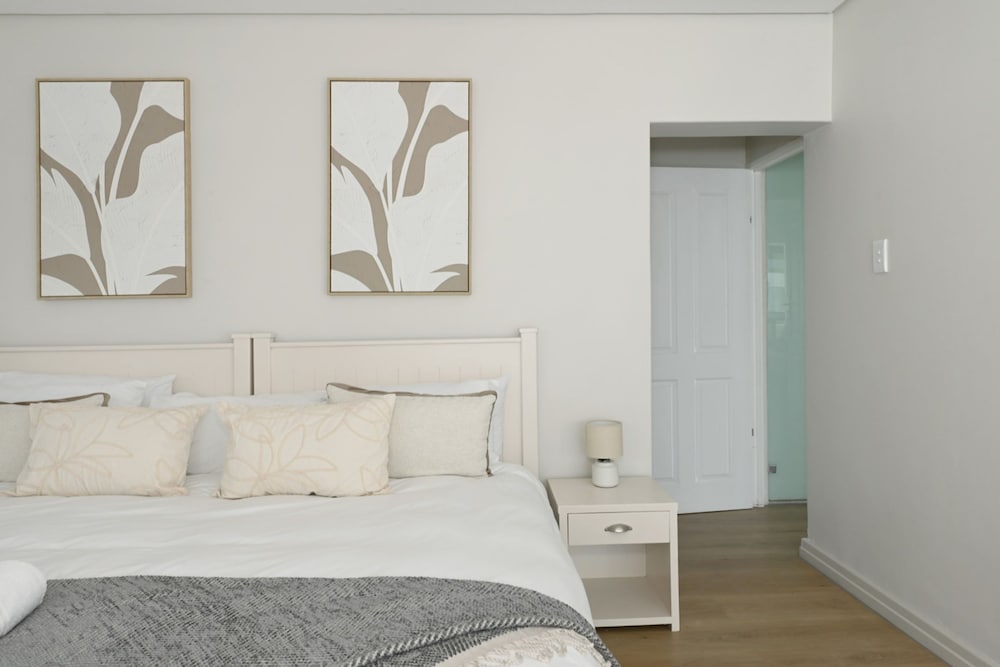 Spacious 3 Bed Apartment Sea Point Ocean Views
