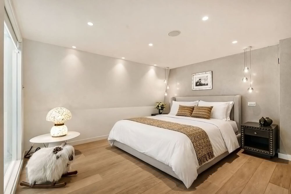 London Mews Home w Glass Atrium Terrace