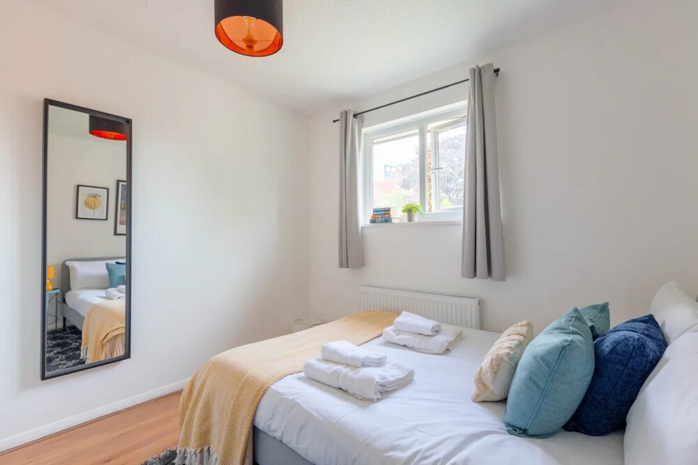 Bright 3 Bedroom House With Terrace, 16 Mins to Big Ben