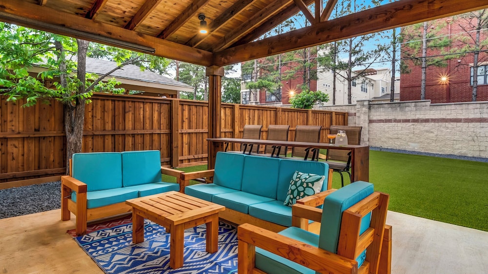 LuxStay Escapes