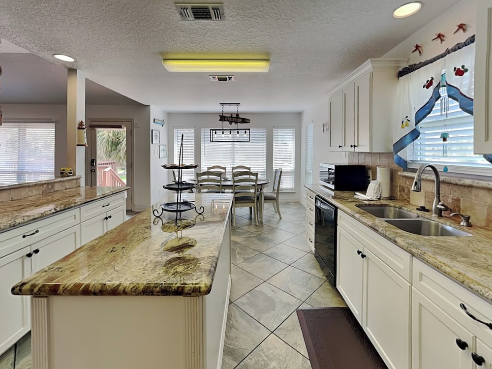 Casa de Reyes by Ryson Vacation Rentals