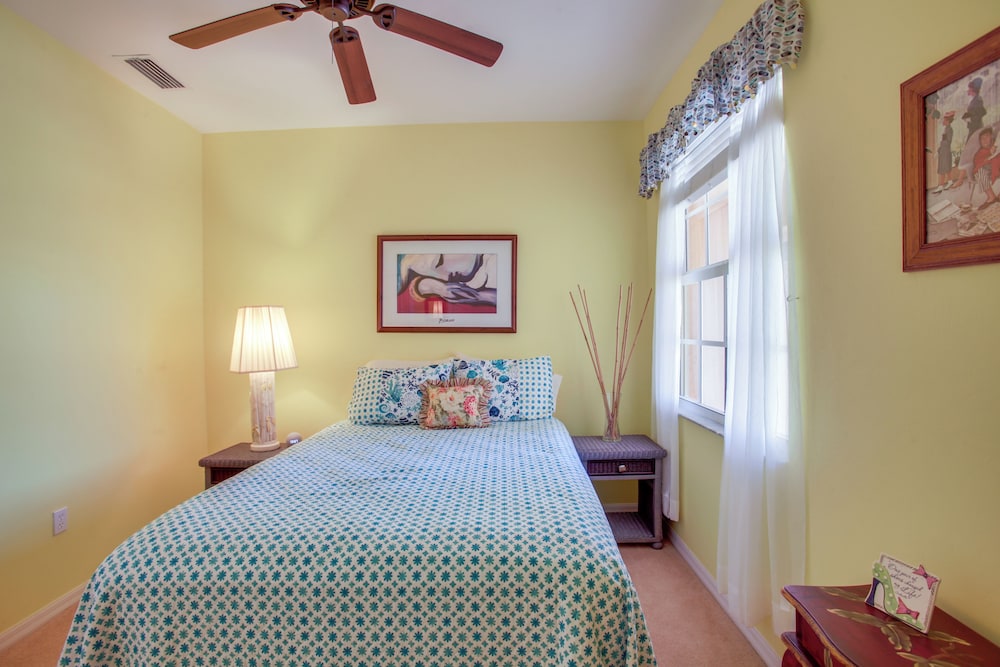 3 Mi to Dtwn Fort Myers: Condo w/ Pool & Hot Tub