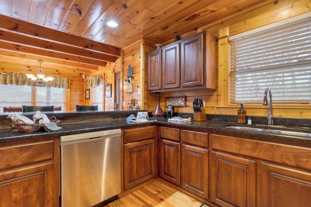 Cozy Cabin Near Dollywood Attractions Hot Tub, Game Room, Views Anne's Place