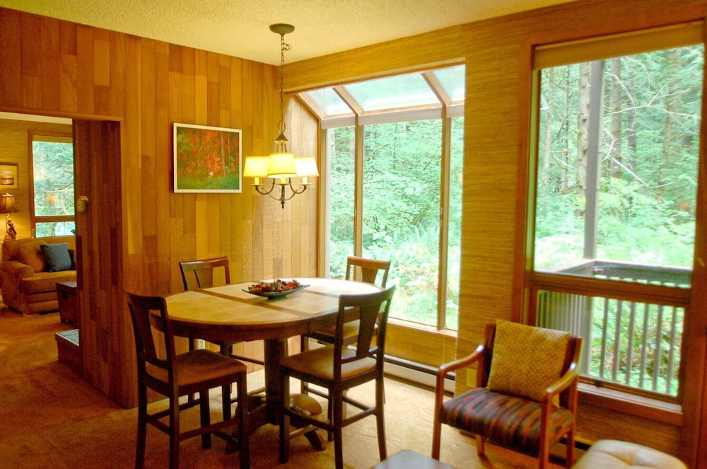 Snowater Condo #84 - Large Condo With Private Sauna and Soaker tub