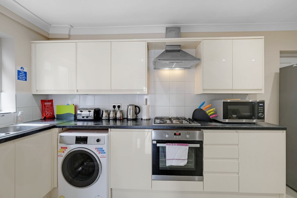 Stylish 4 Bedroom Home in Brightside Ave